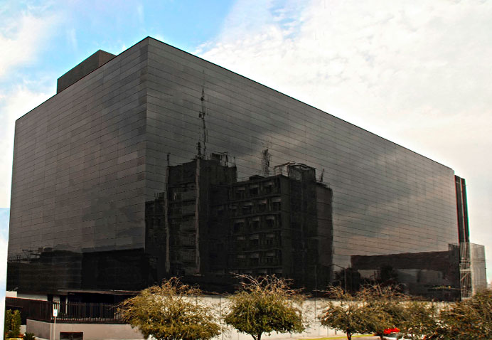 Fachada del edificio de Coca-Cola/FEMSA con vidrio fotovoltaico de silicio amorfo de Onyx Solar