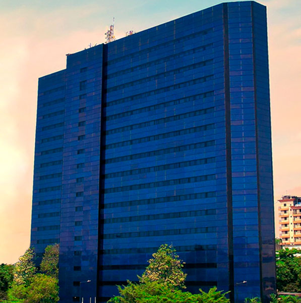 Fachada del Sterling Bank con vidrio fotovoltaico de silicio cristalino de Onyx Solar