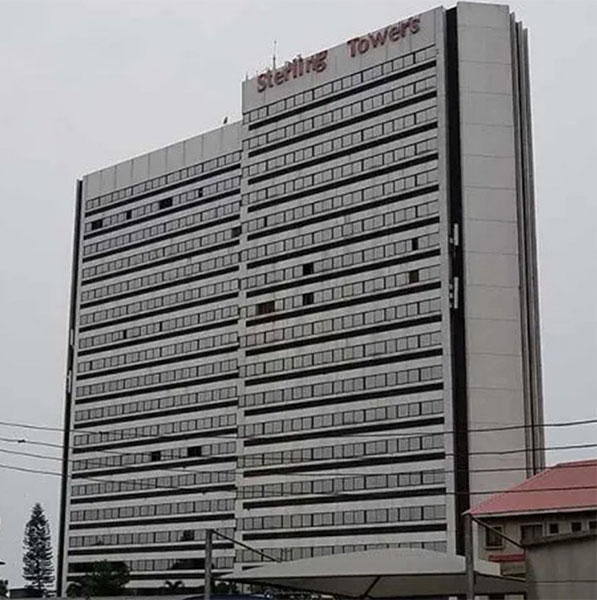 Fachada del Sterling Bank antes de la renovación con vidrio fotovoltaico de Onyx Solar