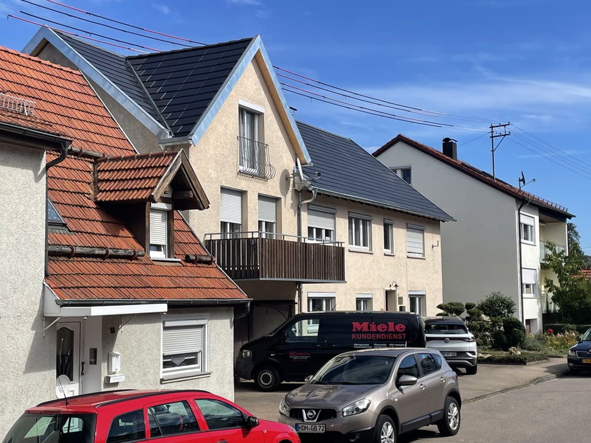Vista lateral de la Casa Privada con tejas que incorporan Vidrio Fotovoltaico con Tecnología de Silicio Cristalino de Onyx Solar