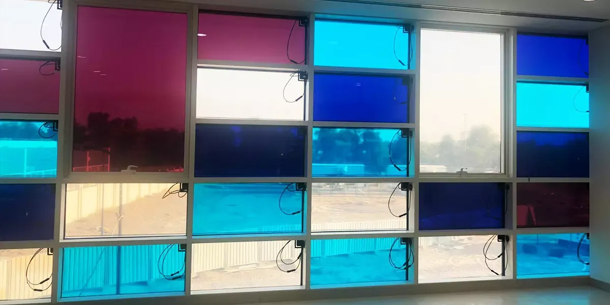 Vista a muro cortino fotovoltaico con técnología de silicio amorfo del Edificio de la Universidad UAE