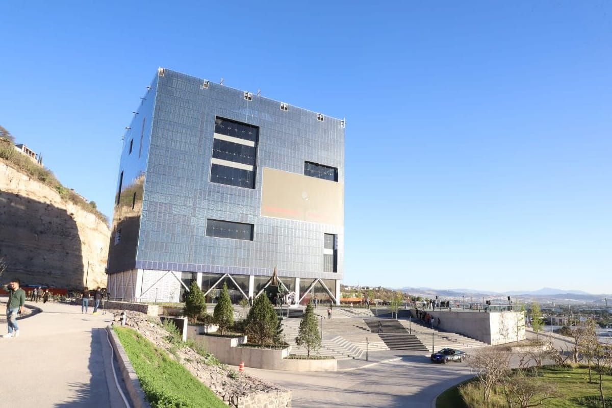 Vista general fachada Bloque construida con vidrio fotovoltaico de silicio cristalino fabricado por Onyx Solar