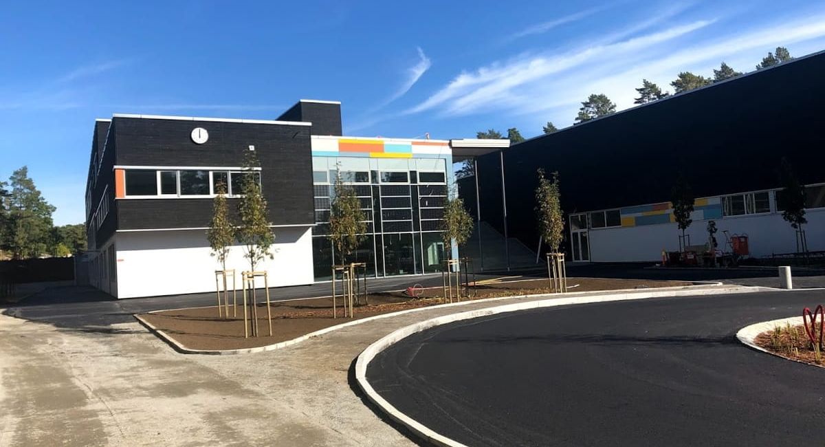 Vista exterior fachada Kringsja Skoleconstruida con vidrio fotovoltaico de silicio cristalino fabricado por Onyx Solar