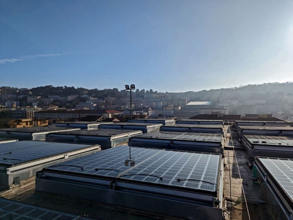Detalles exteriores al lucernario fotovoltaico de silicio cristalino proporcionado por Onyx Solar para Ancona Court
