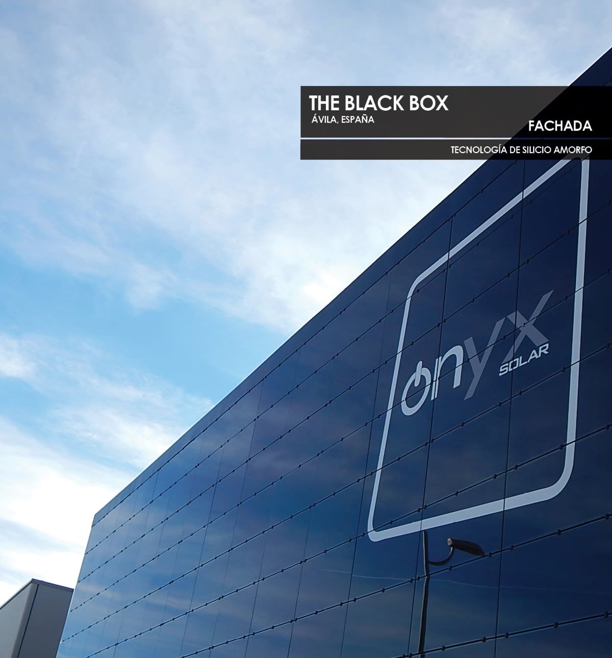 Fachada Black Box construida con vidrio fotovoltaico de silicio amorfo fabricado por Onyx Solar