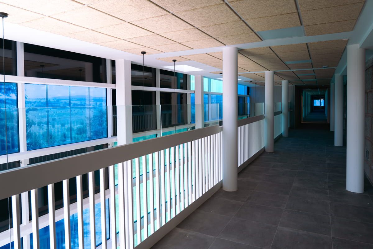 Vista Interior al muro cortina de vidrio fotovoltaico de silicio cristalino y amorfo de Onyx Solar para la UCAV Labs 