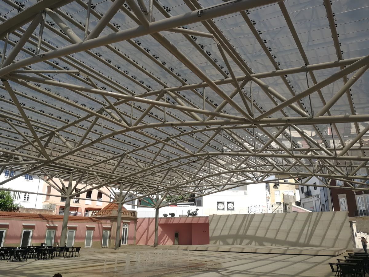 Vista general lucernario Mercado 2 de Maio construido con vidrio fotovoltaico de silicio amorfo fabricado por Onyx Solar