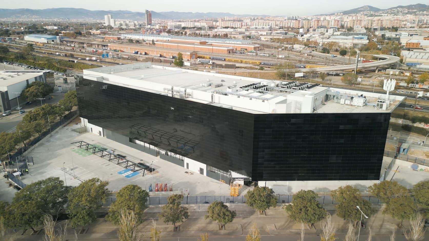 Data Center cuya fachada ha sido construida con vidrio fotovoltaico de silicio cristalino fabricado por Onyx Solar