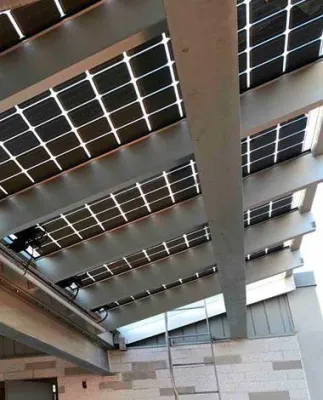 Vista interior de la Pérgola de San Barnabás Centro de Salud, Bienestar y Vivienda Asequible con Vidrio de Tecnología Fotovoltaica de Silicio Cristalino de Onyx Solar