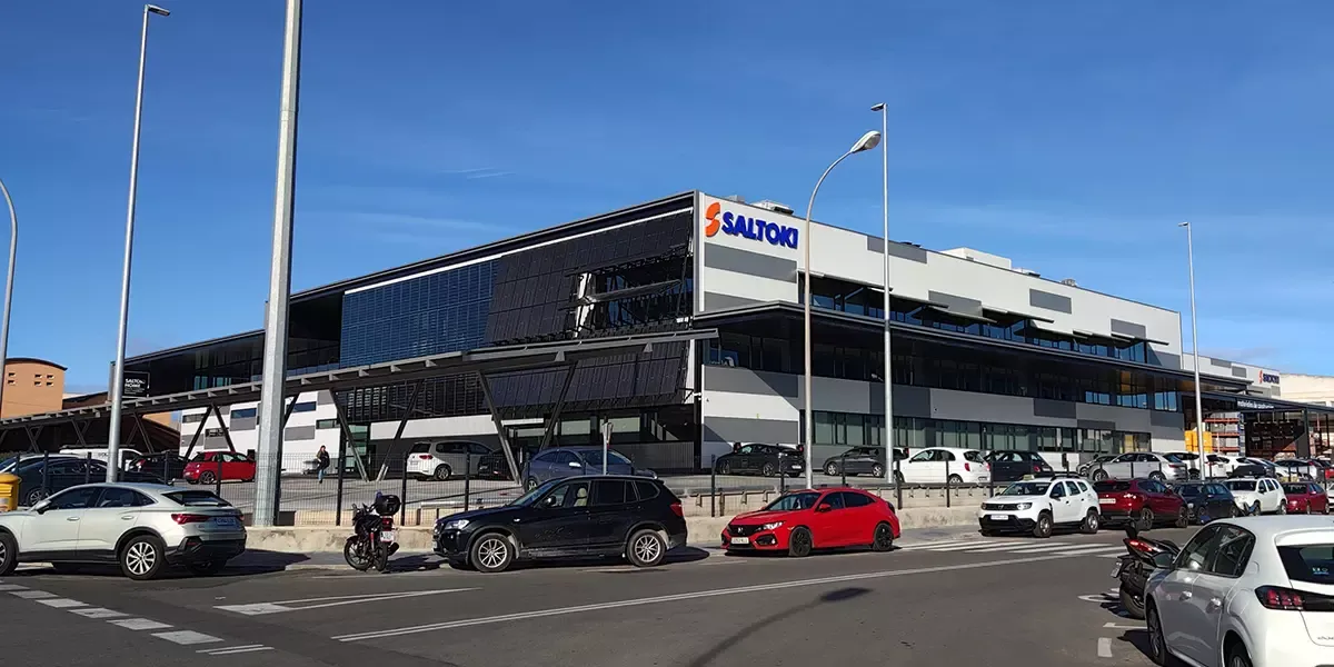 Vista del edificio del Punto de Venta Saltoki que incorpora un muro cortina fabricado con Vidrio Fotovoltaico con Tecnología de Silicio Cristalino de Onyx Solar