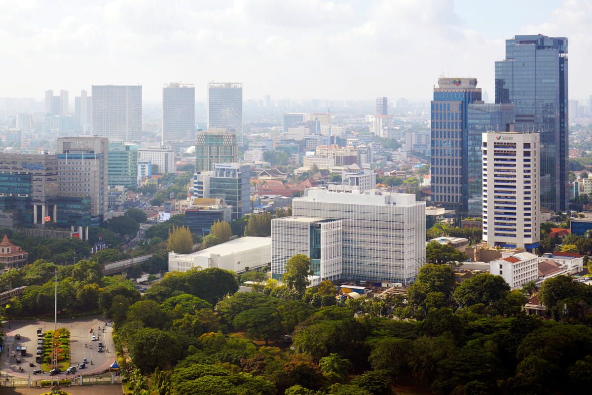 Vista aérea de la Embajada de EE.UU. en Yakarta cuya pérgola incorpora vidrio de tecnología fotovoltaica de silicio amorfo de Onyx Solar.