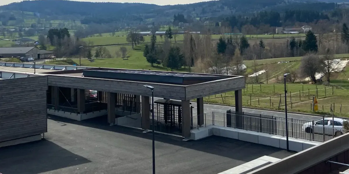 Vista general del edificio del Liceo Emmanuel Chabrier que incoporta una pérgola fabricada con vidrio fotovoltaico con tecnología de silicio cristalino de Onyx Solar.
