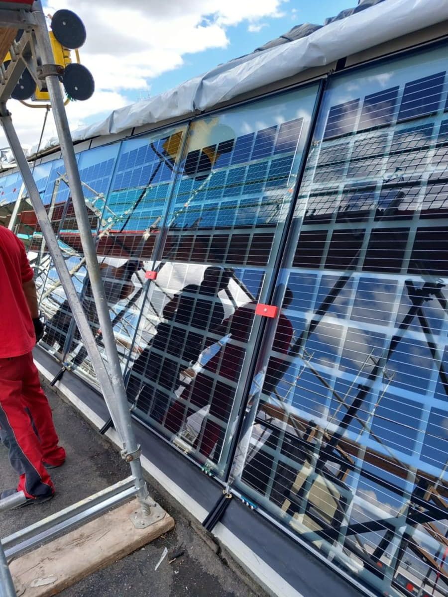 Vidrio fotovoltaico con tecnología de Silicio Cristalino de Onyx Solar instalado en la fachada y el lucernario de la biblioteca de la Universidad Otto von Guericke