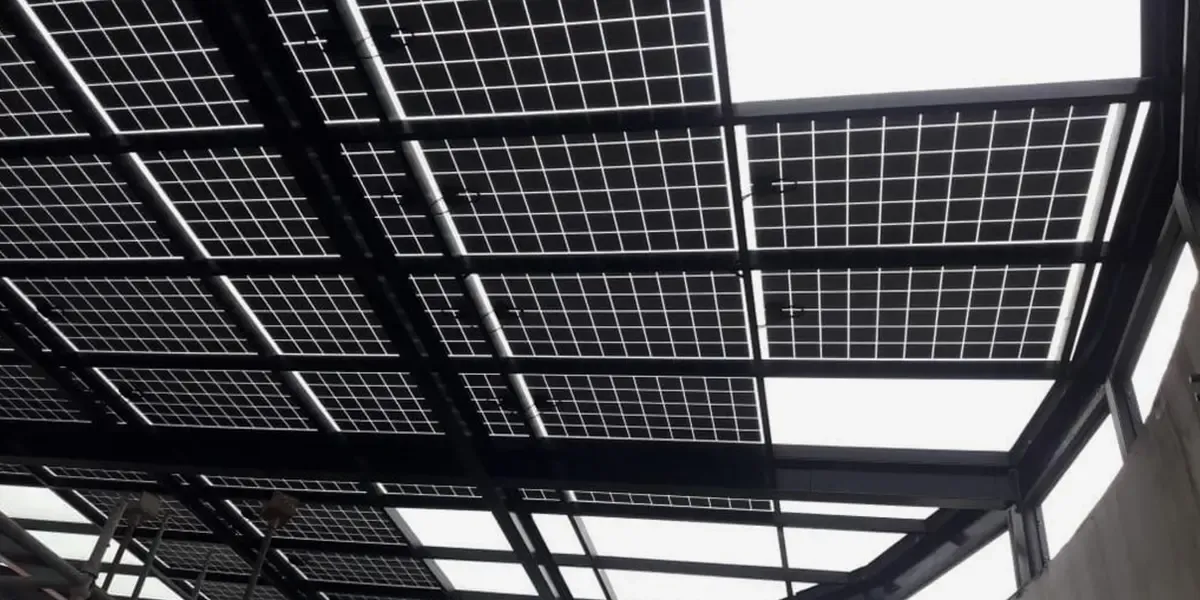Vista interior pérgola Planta Tratamiento de Agua construida con vidrio fotovoltaico de silicio cristalino fabricado por Onyx Solar