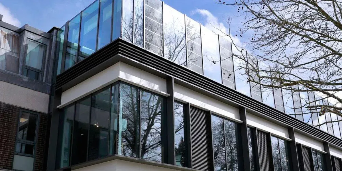 Vista exterior muro cortina Bidwells House construido con vidrio fotovoltaico de silicio amorfo fabricado por Onyx Solar