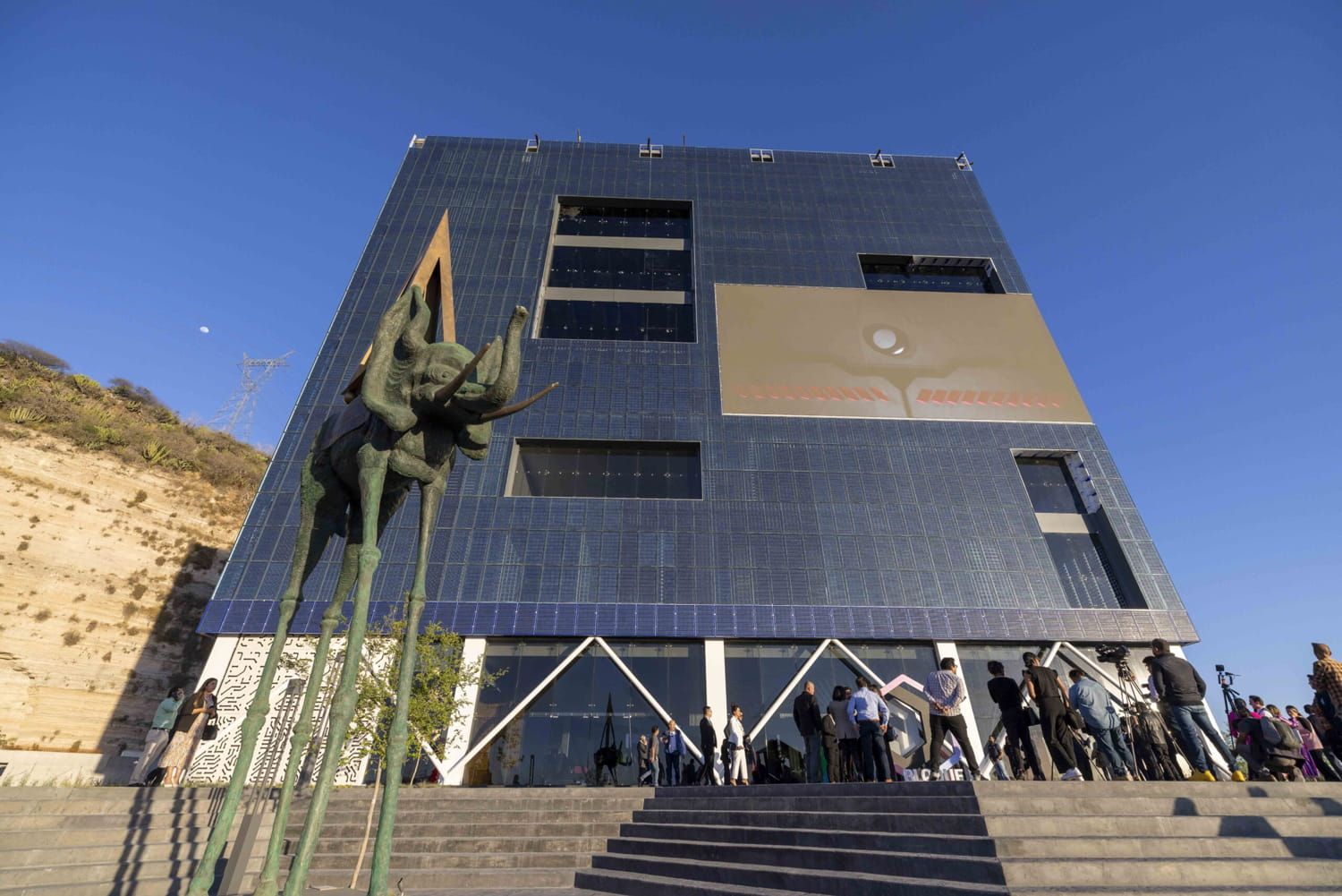 Vista general fachada Bloque construida con vidrio fotovoltaico de silicio cristalino fabricado por Onyx Solar