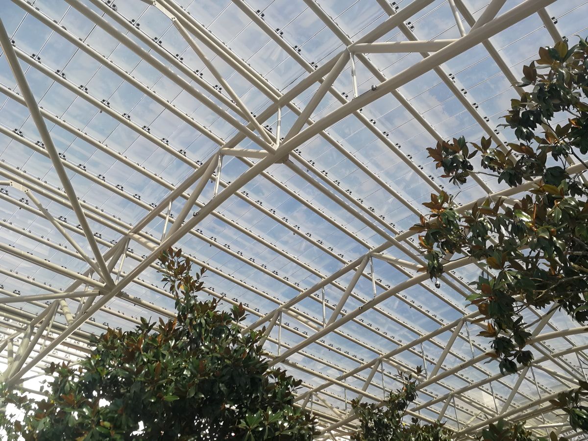 Vista interior lucernario Mercado 2 de Maio construido con vidrio fotovoltaico de silicio amorfo fabricado por Onyx Solar