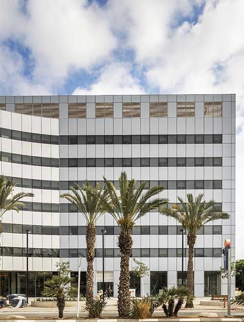 Fachada del Amot Beit Havered fabricada con vidrio fotovoltaico con tecnología de silicio cristalino de Onyx Solar