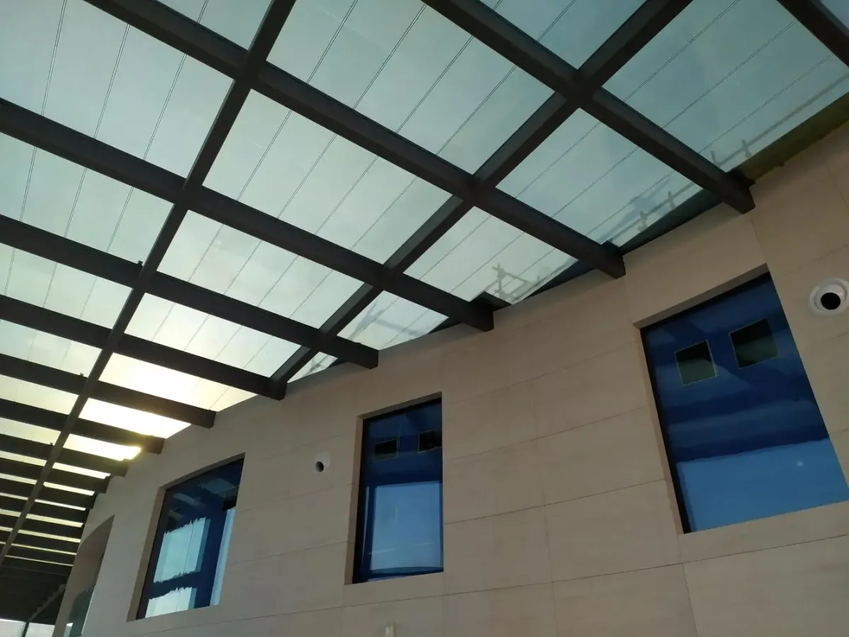 Lucernario fotovoltaico de silicio amorfo de Onyx Solar instalado en el Scientechnic Dubai