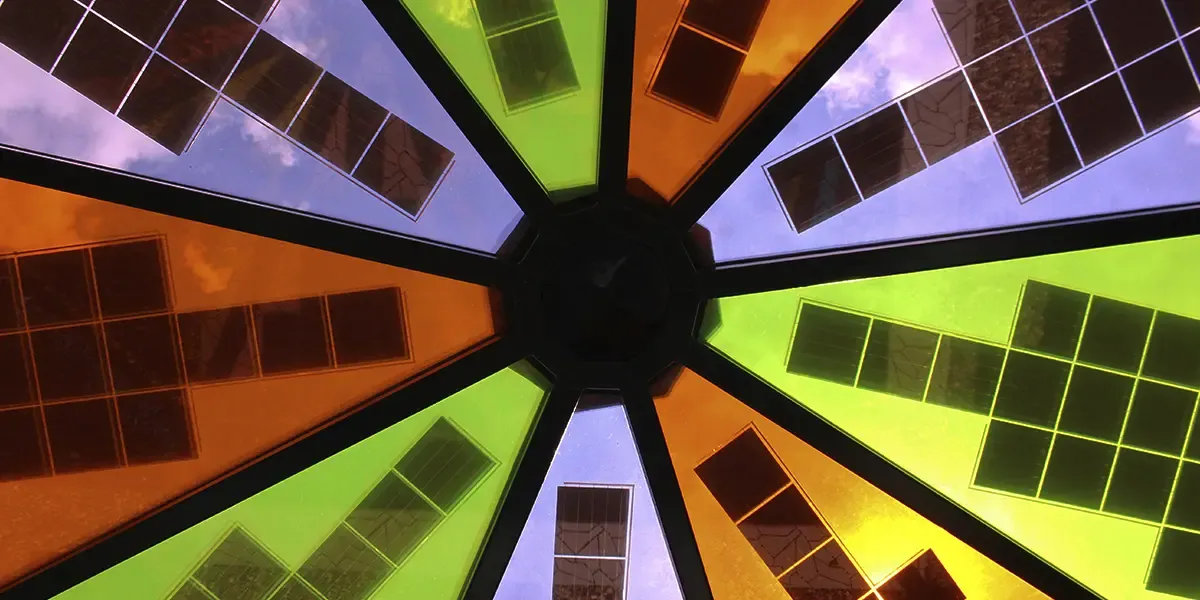 Detalles interiores de la pérgola de Color construida con vidrio fotovoltaico de silicio cristalino fabricado por Onyx Solar