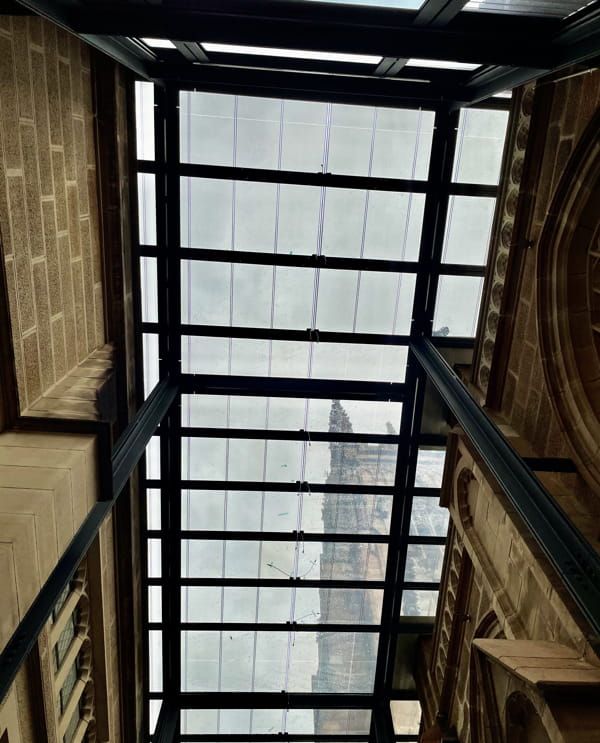 Vista interior del lucernario de la Catedral de Saint Andrew fabricado con vidrio fotovoltaico de silicio cristalino de Onyx Solar