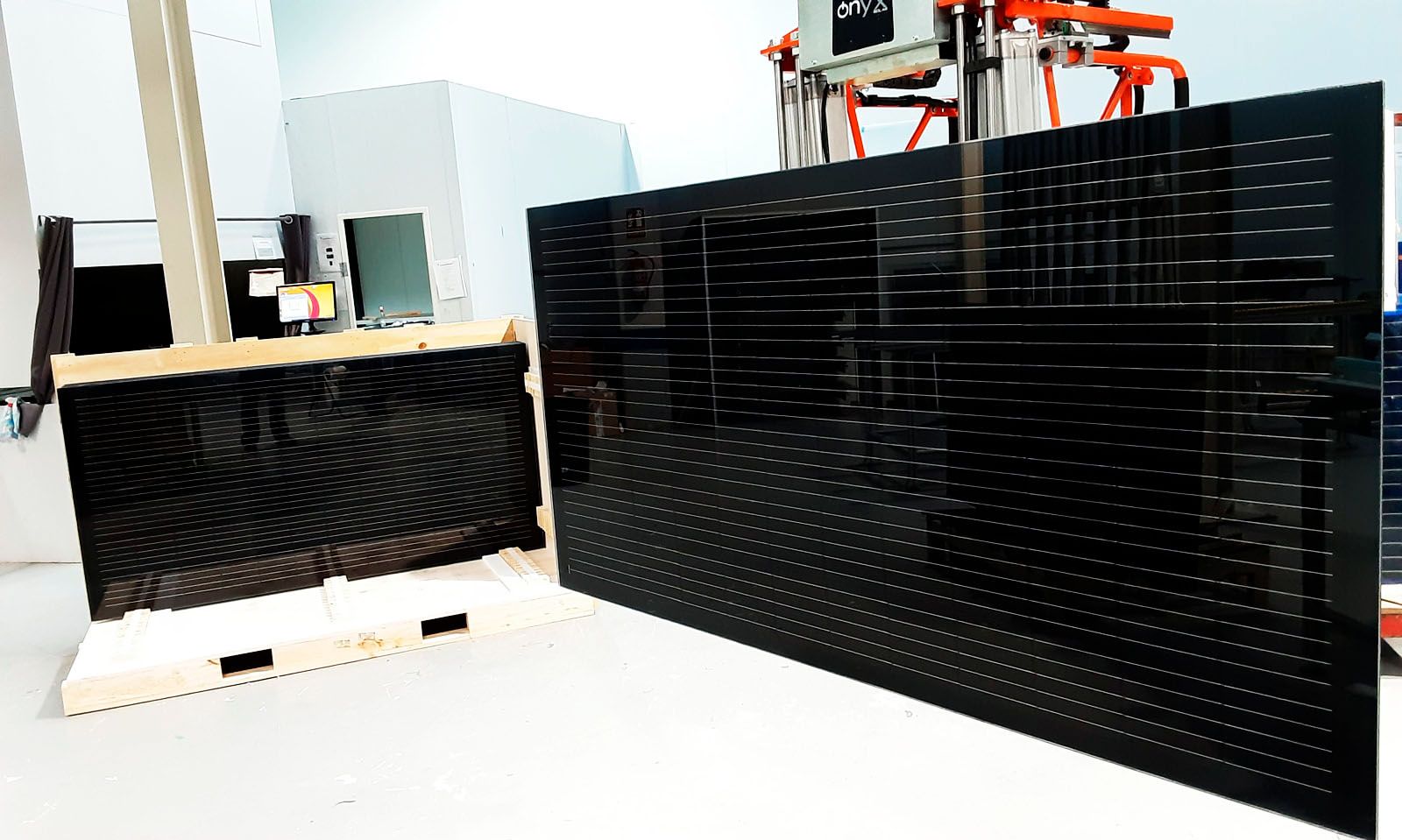 Vidrio Fotovoltaico de Silicio Cristalino Negro fabricado por Onyx Solar