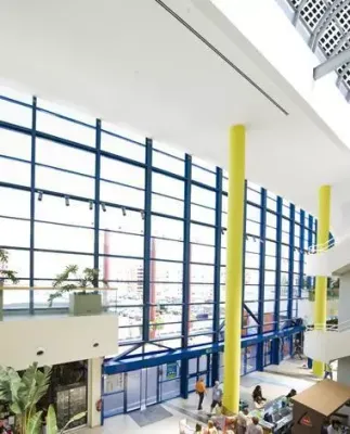 Vista interior de Sonae Sierra que incorpora el vidrio fotovoltaico de Onyx Solar en su lucernario