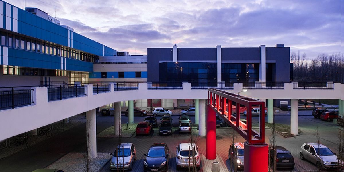 Vista general de la fachada de la Universidad de Medicina Molecolab en Lodz que incorpora Vidrio Fotovoltaico con Tecnología de Silicio Cristalino de Onyx Solar