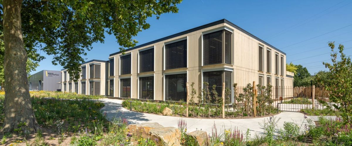 Vista exterior Fachada Geelen Counterflow construida con vidrio fotovoltaico de silicio cristalino fabricado por Onyx Solar
