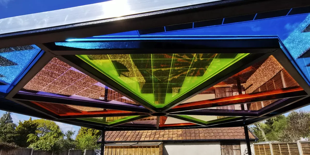 Vista interior de la pérgola de Color construida con vidrio fotovoltaico de silicio cristalino fabricado por Onyx Solar