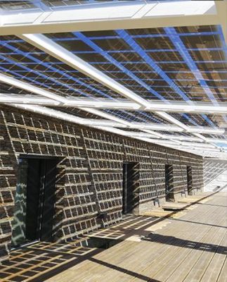 Vista general de la pérgola fotovoltaica de silciio cristalino de Onyx Solar instalada en una residencia provada del Algarve
