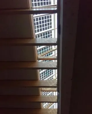 Vista interior del lucernario del Instituto Elsa Triolet construido con vidrio fotovoltaico de silicio cristalino fabricado por Onyx Solar