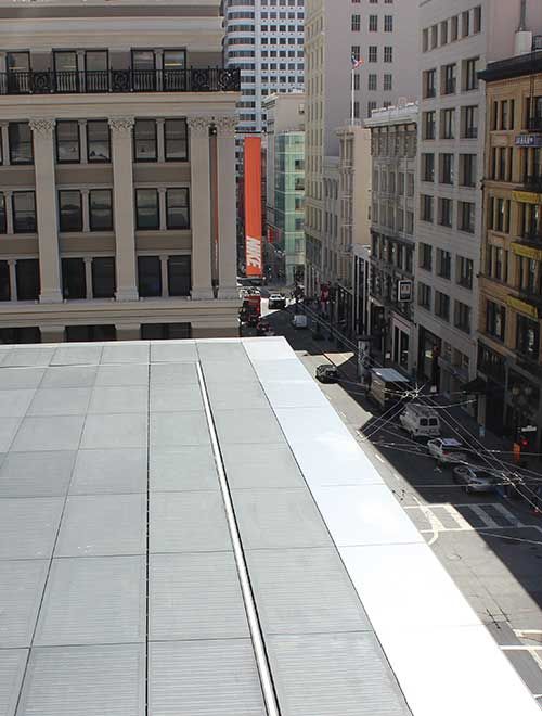 Suelo transitable en la tienda de Apple fabricada con vidrio fotovoltaico con tecnología de silicio cristalino de Onyx Solar