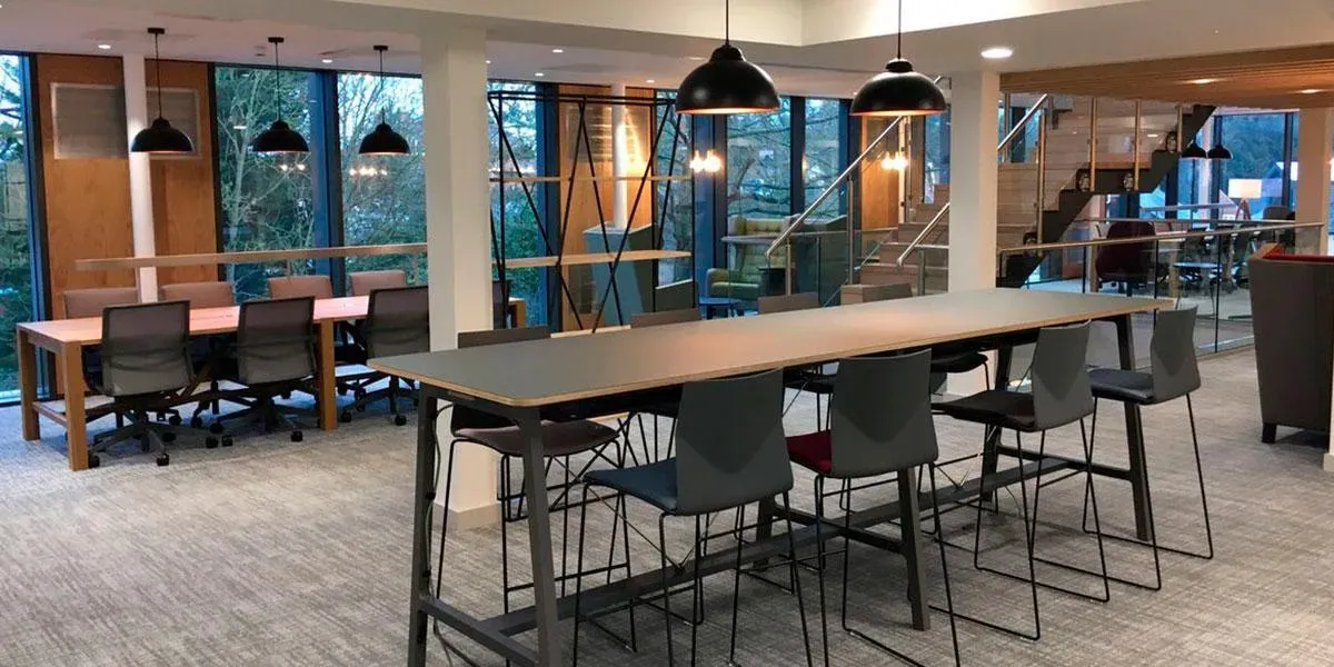 Vista interior muro cortina Bidwells House construido con vidrio fotovoltaico de silicio amorfo fabricado por Onyx Solar