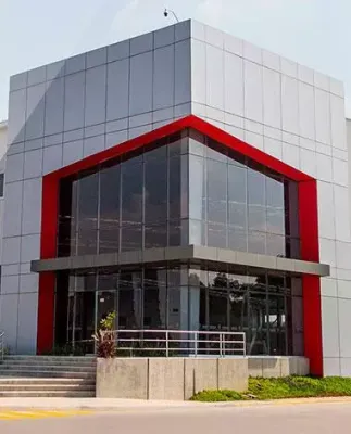 Vista exterior muro cortina Convento City Park construido con vidrio fotovoltaico de silicio amorfo fabricado por Onyx Solar