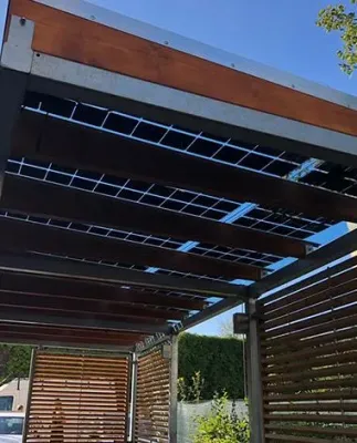 Vista exterior pérgola Residencia Privada en Praga construida con vidrio fotovoltaico de silicio cristalino fabricado por Onyx Solar