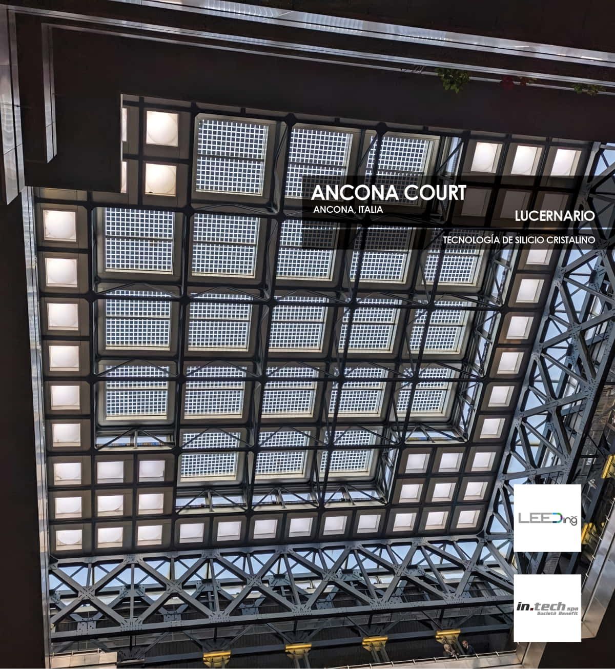 El lucernario de Ancona Court contiene vidrio fotovoltaico de silicio cristalino de Onyx Solar