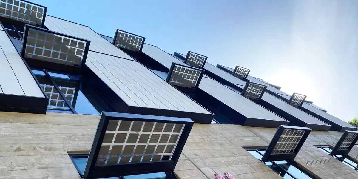 Vista exterior de las marquesinas del Ayuntamiento de Lake Oswego fabricados con Vidrio Fotovoltaico con Tecnología de Silicio Cristalino de Onyx Solar