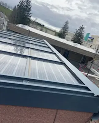 Detalle de la pérgola fotovoltaica del edificio del Liceo Emmanuel Chabrier fabricada con vidrio con tecnología de silicio cristalino de Onyx Solar.
