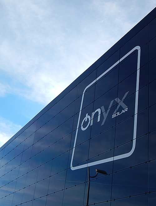 Fachada de las oficinas de Onyx Solar fabricada con vidrio fotovoltaico con tecnología de silicio amorfo de Onyx Solar