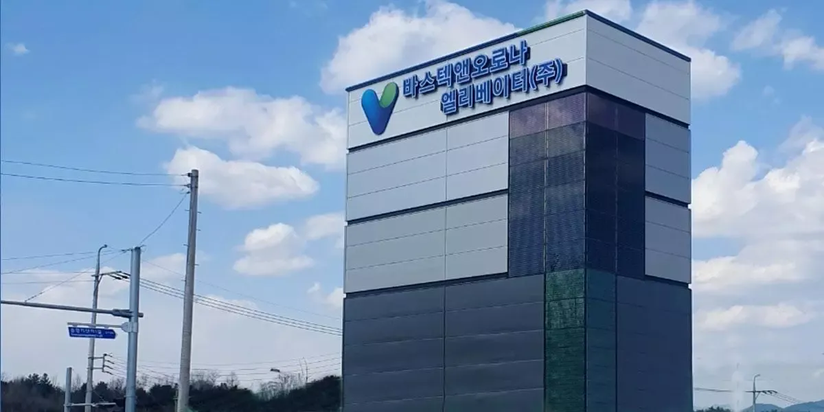 Vista exterior Fachada Oficinas Grupo Vastek construida con vidrio fotovoltaico de silicio cristalino fabricado por Onyx Solar