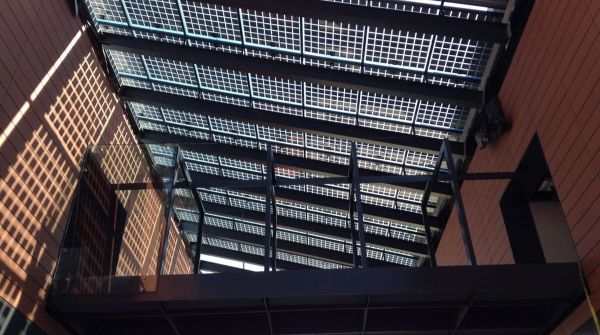 Vista interior del lucernario del Centro Comercial Lumen construido con vidrio fotovoltaico de silicio cristalino fabricado por Onyx Solar