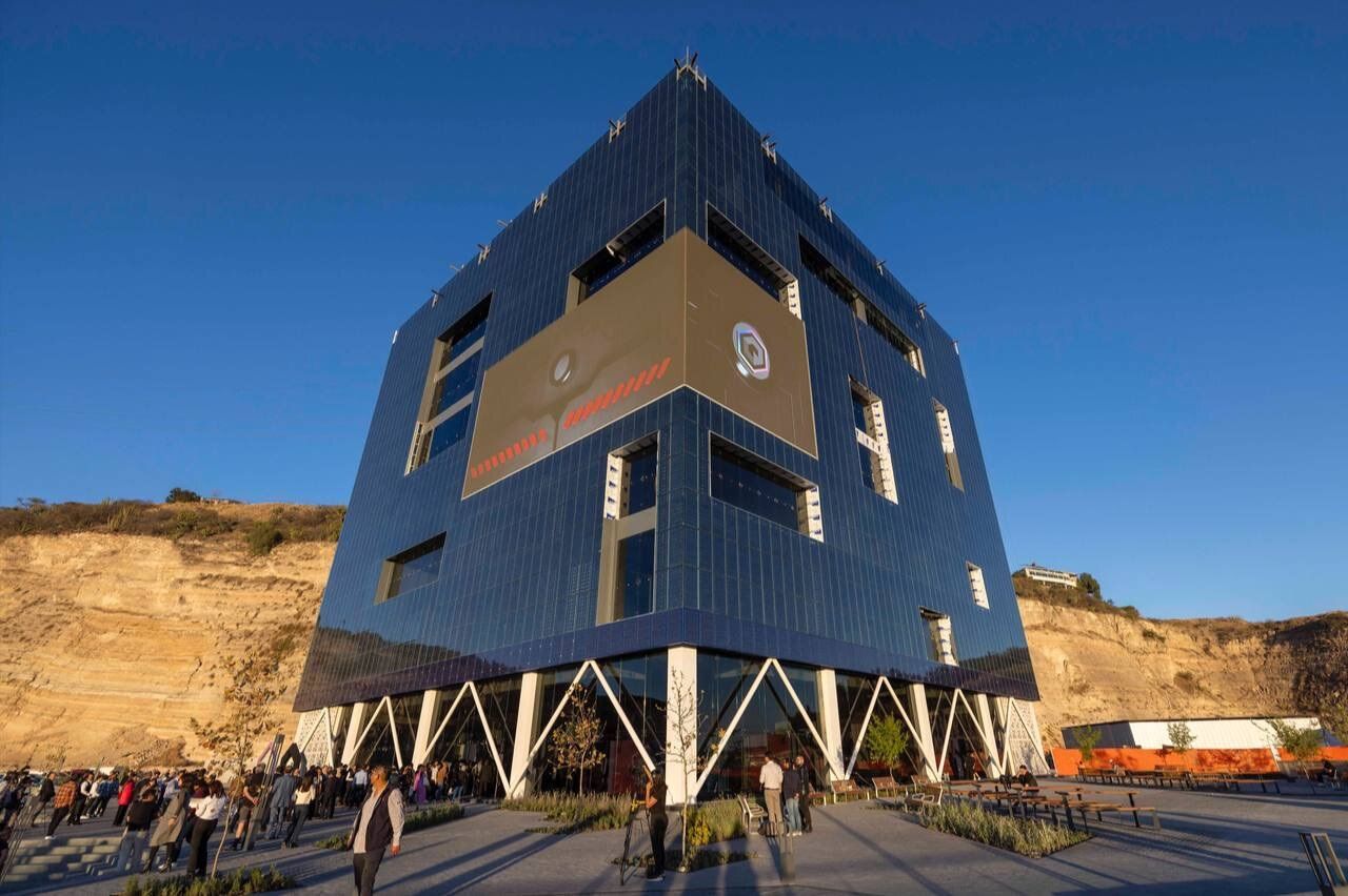 Vista exterior fachada Bloque construida con vidrio fotovoltaico de silicio cristalino fabricado por Onyx Solar