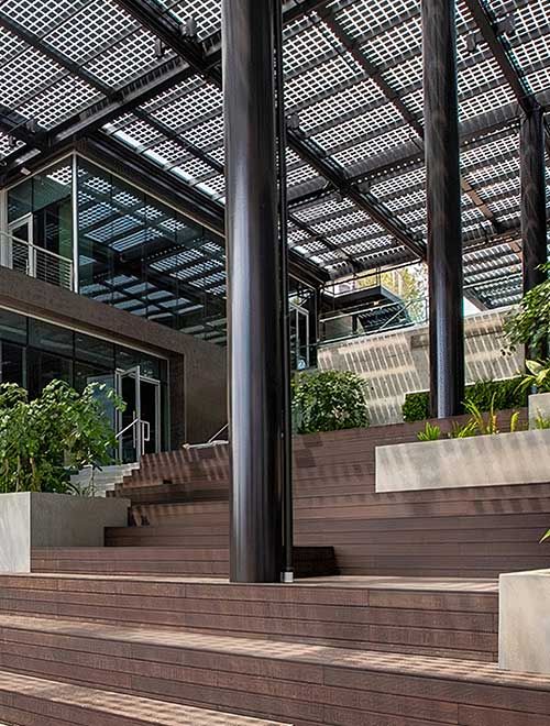 Pérgola en el Healthpeak Campus fabricada con vidrio fotovoltaico con tecnología de silicio cristalino de Onyx Solar