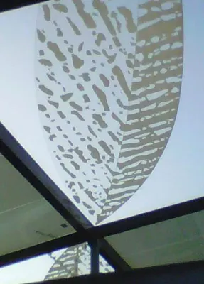 Detalles interiores del lucernario del Edificio de Oficinas construido con vidrio fotovoltaico de silicio amorfo fabricado por Onyx Solar