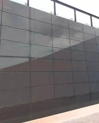 Vista lateral de la fachada fotovoltaica de silicio amorfo de Onyx Solar en la oficina Fortlev