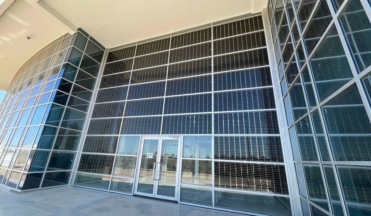 Vista exterior fachada Royal Commision Yanbu construida con vidrio fotovoltaico de silicio cristalino fabricado por Onyx Solar