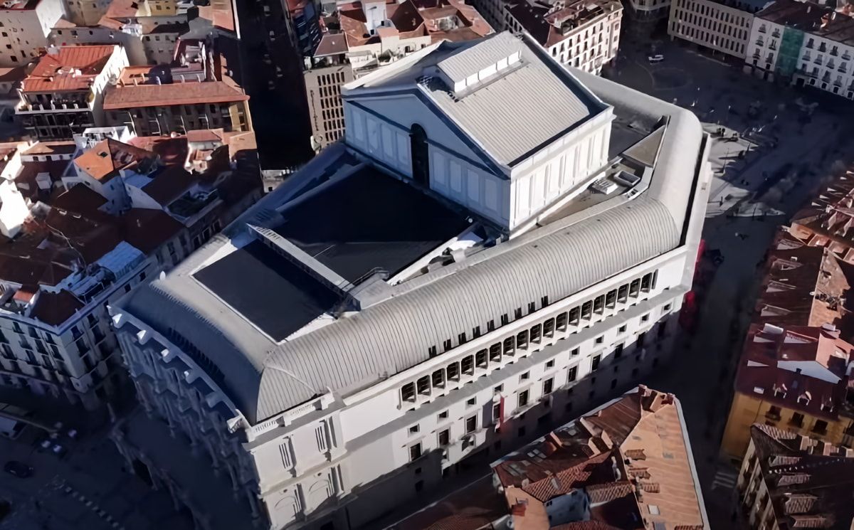 Vistá aérea de la cubierta del Teatro Real en la que se ha instalado el suelo transitable fotovoltaico con tecnología de Silicio Cristalino de Onyx Solar.