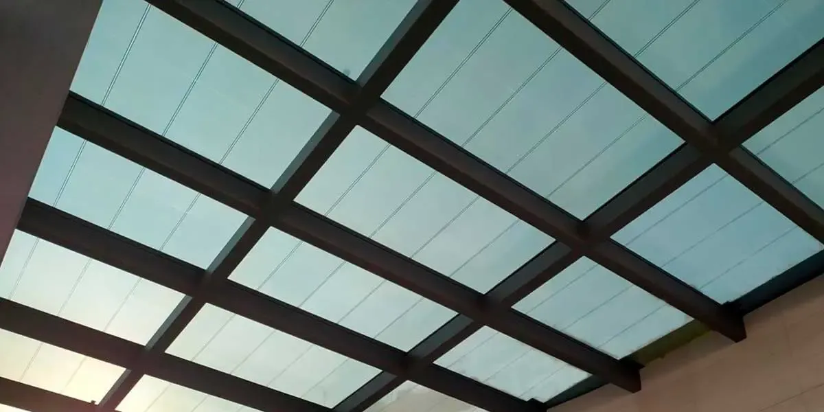 Lucernario fotovoltaico de silicio amorfo de Onyx Solar instalado en el Scientechnic Dubai