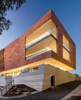 Vista exterior pérgola Colegio Escocés construida con vidrio fotovoltaico de silicio amorfo fabricado por Onyx Solar